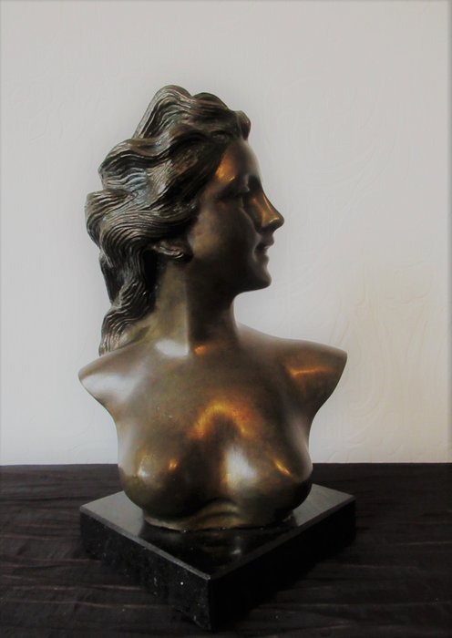 Bust, young woman to Jef Lambeaux (1) - Bronze (patinated) - Mid 20th century