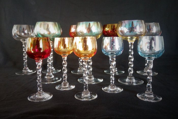 Lot de 8 verres à vin et 5 verres à liqueur en cristal coloré, sur pied torsadé (13) - Cristal