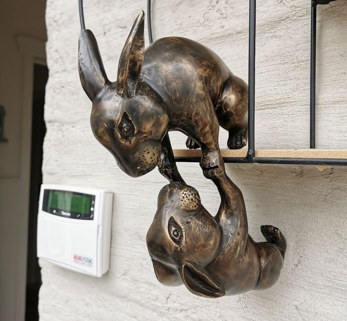 小塑像 - Falling hares - 青銅色