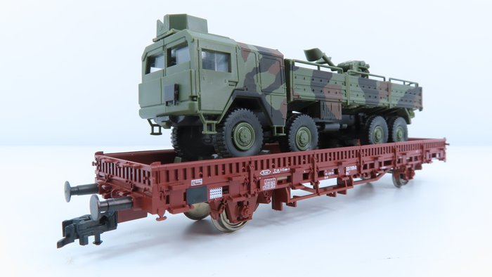 Roco H0 - 809 - Freight carriage - 2 axle open freight wagon with Man truck mini tanks - DB