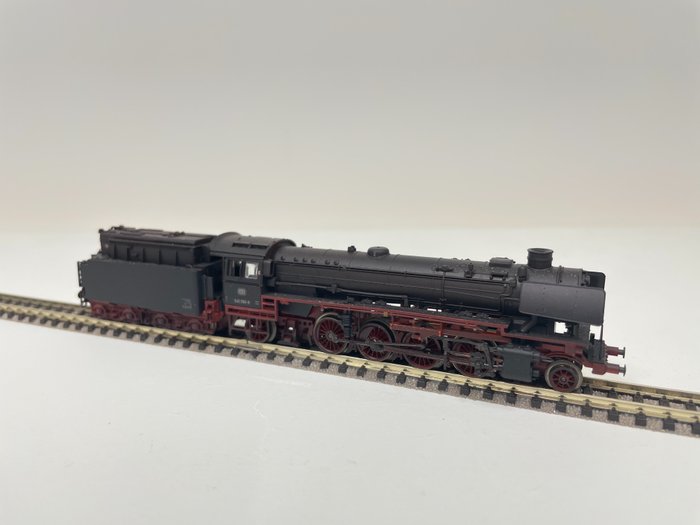 Minitrix N - 16412 - Dampflokomotive mit Tender - Schlepptenderlokomotive BR 042 mit Öltender für Güterzüge - DB