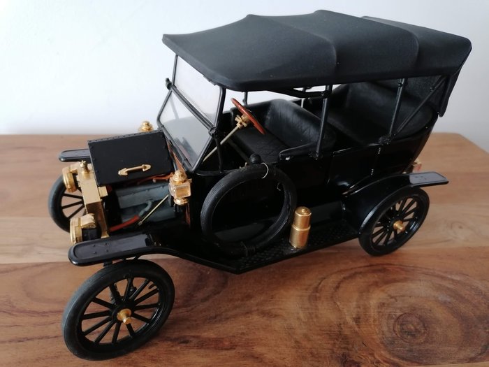 Modèle Ford T 1913 Avec éléments plaqués or 24 carats et sièges en cuir et tableau de bord en bois - 1:16