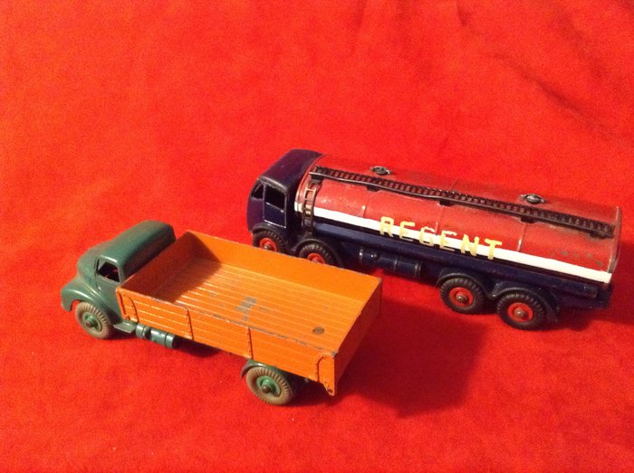 Dinky Toys - 1:43 - Dinky England - ref. #940 Foden 14 Ton Tanker "Regent" 1955 - ref. # 418 Leyland Comet Truck with hinged tailboard 1954 green / orange