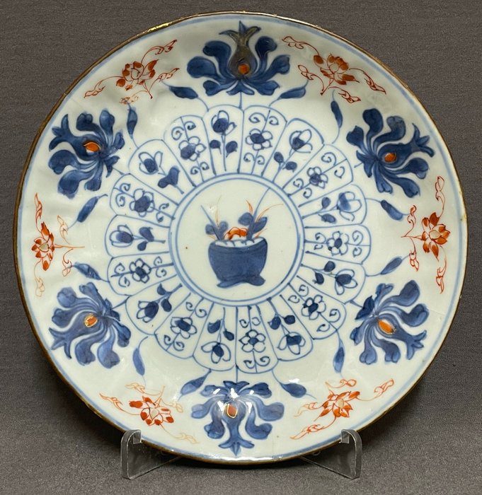 Saucer - Porcelain - Chinese - Floral pot - China - Kangxi (1662-1722)