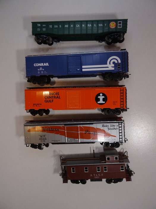 Märklin H0 - 4571/4570/4562/4584/4776 - Freight carriage - 5 freight cars - Conrail, Western Pacific, Santa Fe, Illinois C.G.