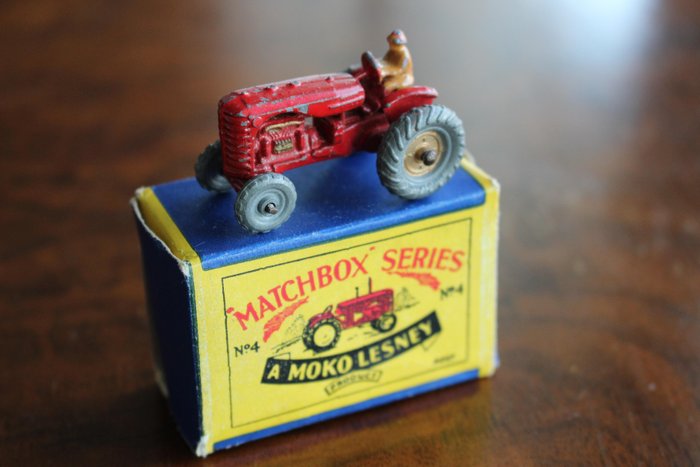 Matchbox - 1:76 - Massey Harris Tractor - Moko Lesney nr. 4a, Met spatborden en Gold trim