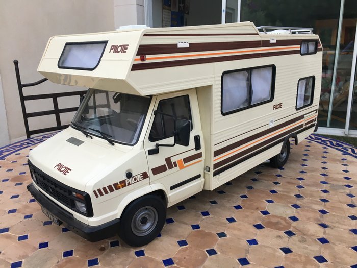 Hachette - 1:8 - Camping Car Pilote R570 CE 1/8 Hachette