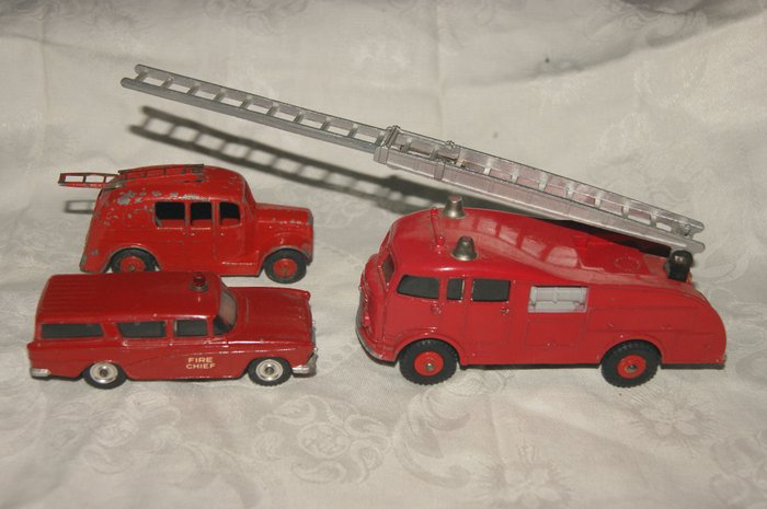 Dinky SuperToys - Dinky Toys - 1:48 - SuperToys Original Issue - Second Serie "COMMER Fire Engine"no.955 -1964 & "NASH RAMBLER Fire Chief" - no.257 - 1960 / "Streamlined Fire Engine"no.25H - 1954