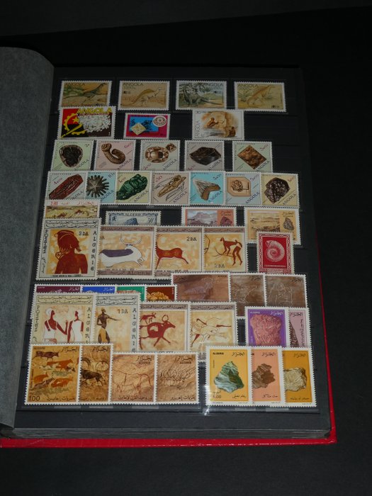 Wereld - Lot of 1050 stamps on the topic of dinosaurs and fossils from 76 different countries.