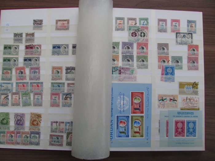 Jordanie - Elaborate collection including block 8 ‘Pilgrimage of Pope Paul VI’ and with overprint ‘POSTAGE’