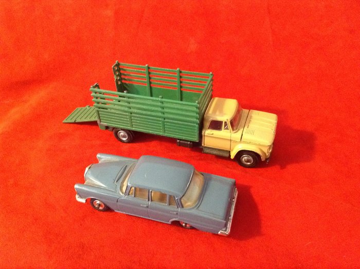 Dinky Toys / Corgi Toys - 1:43 - Dinky #186 Mercedes Benz 220SE saloon 1965 petrol blue - Corgi Toys ref. # 483 Dodge Kew Fargo Tipper Truck 1968 sand & green