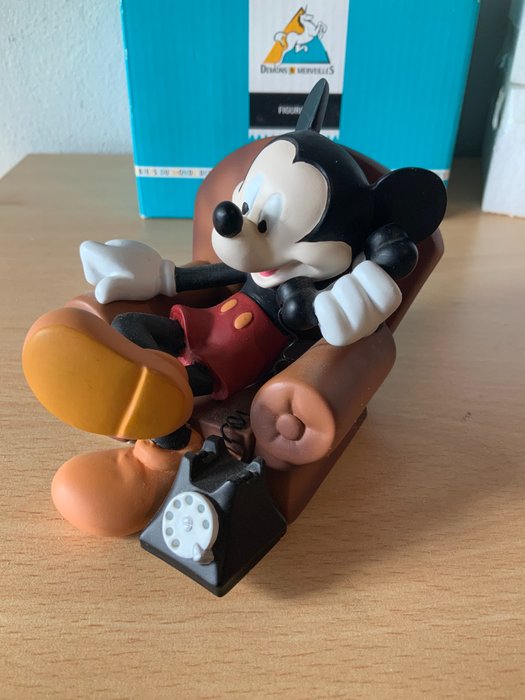 Mickey Mouse - Beeld - Demons & Merveilles - Mickey aan de telefoon in z’n luie stoel