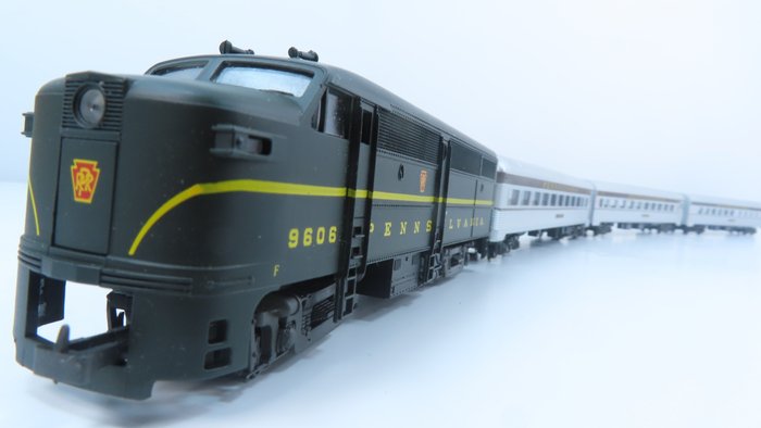 Frateschi H0 - Train unit - 4-piece set with diesel locomotive FA1 and 3x 4-axle passenger cars - Pennsylvania Railroad