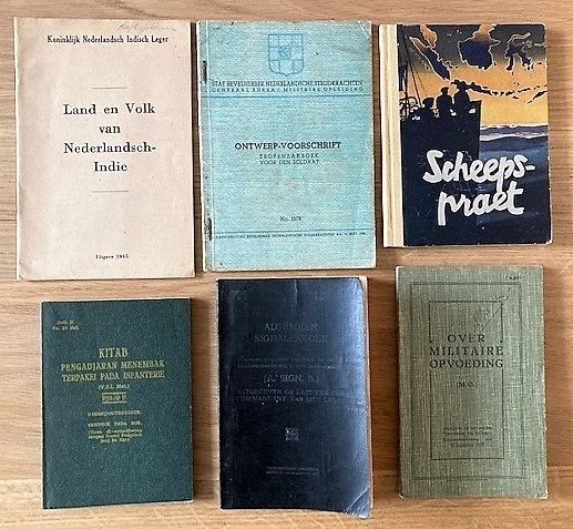 Diverse - Lot met 6 publicaties voor militairen in Nederlands-Indië - 1919/1948