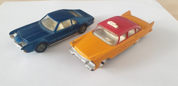 Dinky Toys en Corgi Toys - 1:43 - 265 Plymouth Plaza taxi en 264 Oldsmobile Toronado