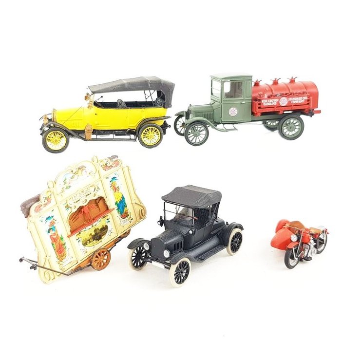 Artitec H0 - Scenery - Four detailed vehicles and a barrel organ