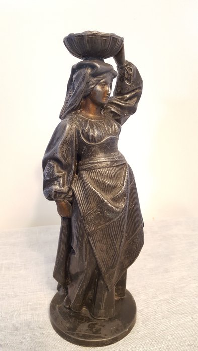 Chandelier modelé comme une figure féminine debout - En alliage - Fin du XIXe siècle