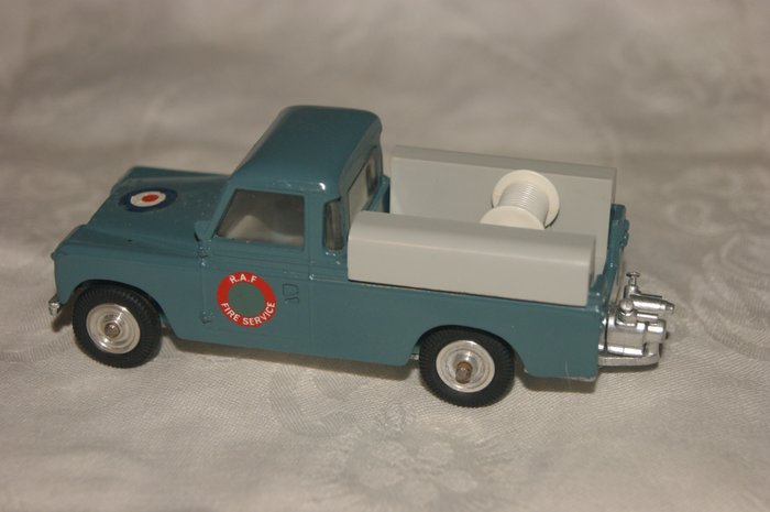 Spot - On Models by Tri-ang - 1.42 - First Original Issue: "R.A.F. L.W.B. Land Rover" - with "Fire Pump" no.415 - 1966