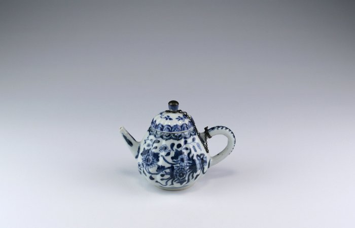 Teapot (1) - Blue and white - Porcelain - China - Kangxi (1662-1722)