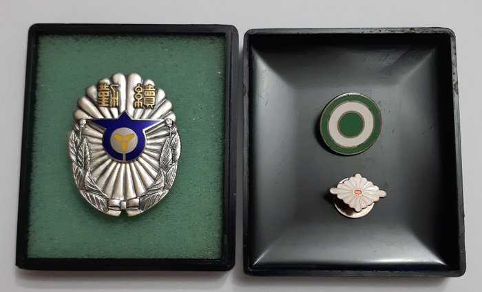 Japón - Ejército/Infantería - Medalla, Orden al Mérito de plata de Japón con el esmalte azul y amarillo con caja original y dos Japón