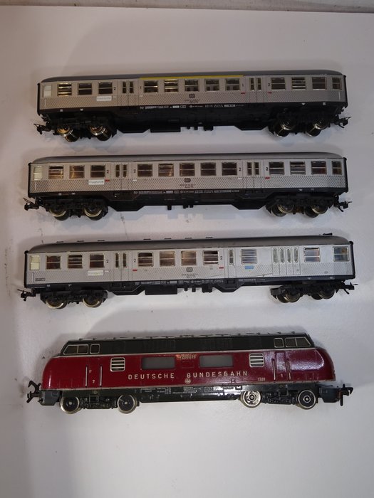 Fleischmann H0 - 1381/5120/-21/-22 - Diesel locomotive, Passenger carriage - Push-pull train; Diesel locomotive V 200 with 3 silver coins - DB