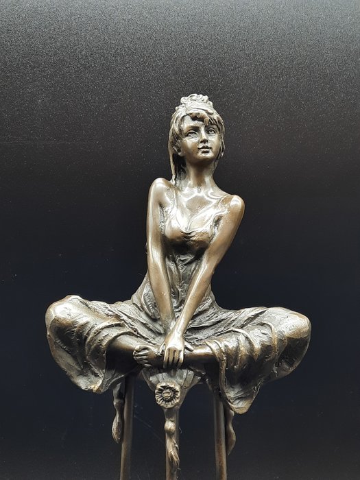 Statue, Bronze, Lady on Barstool 28cm - 28 cm - Bronze