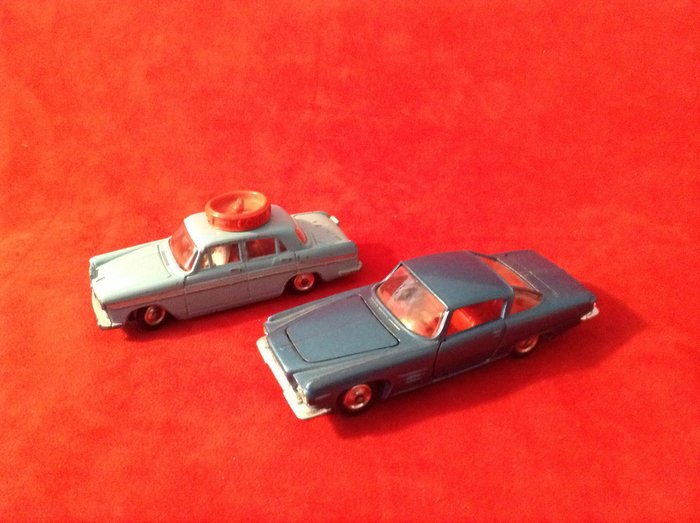 Corgi - 1:43 - ref. #236 Austin A60 De Luxe Saloon "Driving Motor School Car" 1961 - # 241 Chrysler Ghia L 6.4 Coupé 1964 met. blauw