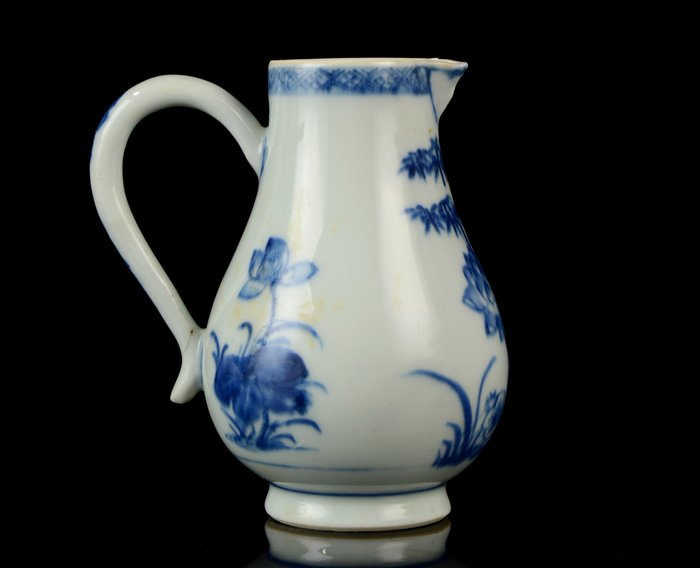 A Chinese milk jug - Blue and white - Porcelain - No reserve price - China - Qianlong (1736-1795)