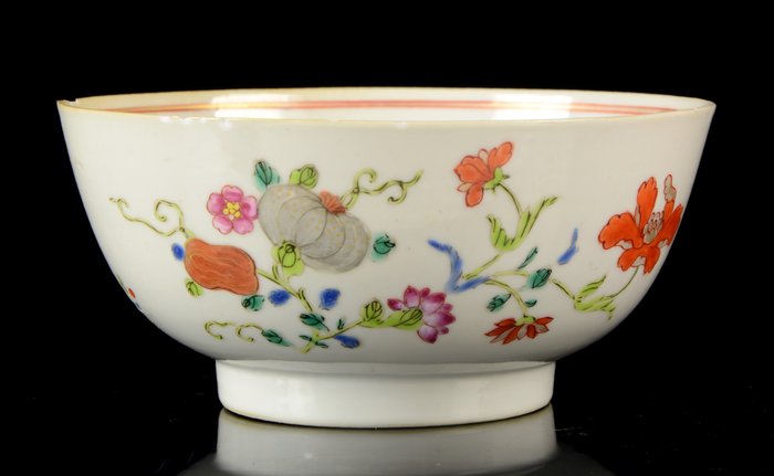 A Chinese bowl with butterflies - Famille rose - Porcelain - Flower sprays, fruits and butterflies - China - 18th century, Qing dynasty, Yongzheng / Qianlong period