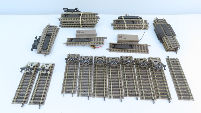 Fleischmann H0 - 6101/6102/6110 - Tracks - 25-piece lot with different rail pieces, with electrical decoupling rail pieces
