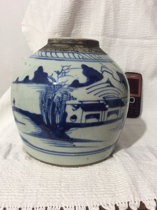Vase (1) - Blue and white - Ceramic - Nature - Très ancienne vase - China - Qianlong (1736-1795)