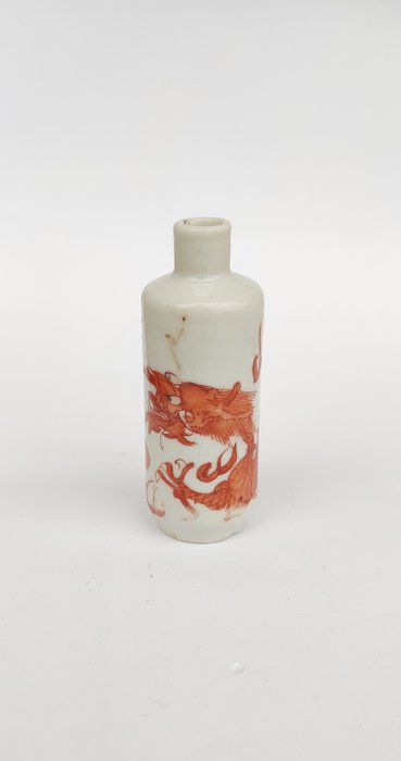 Snuff bottle - Porcelain - Dragon - China - Qing Dynasty (1644-1911)