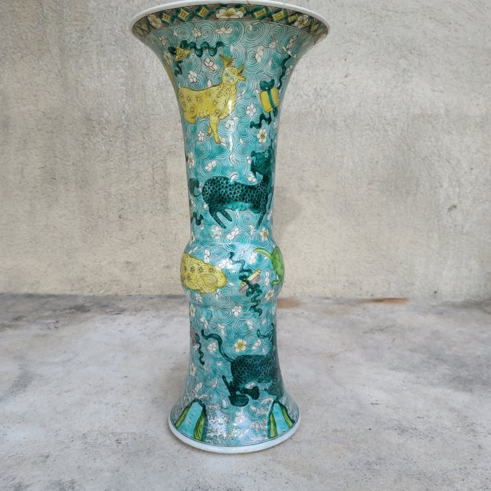 Vase (1) - Porcelain - Chimera, Dragon, Flowers, Lion - China - 20th century