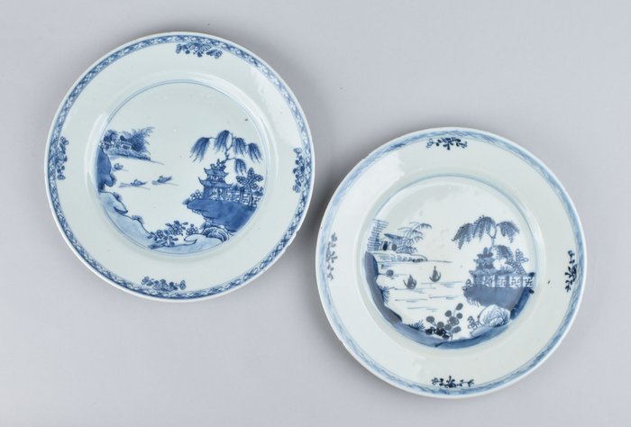 A PAIR OF BLUE AND WHITE PLATES WITH A LANDSCAPE (0) - Porcelain - China - Kangxi (1662-1722)