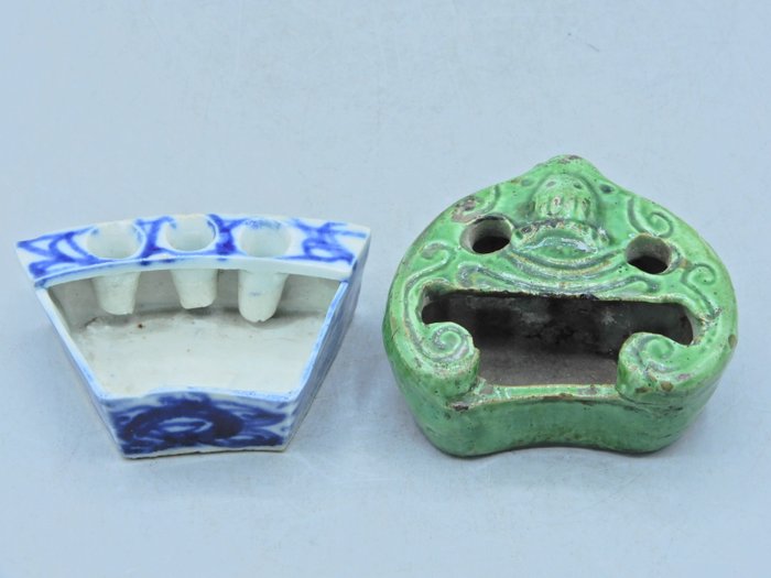 A brush rest and a water dropper - Ceramic, Porcelain - China - 19th century