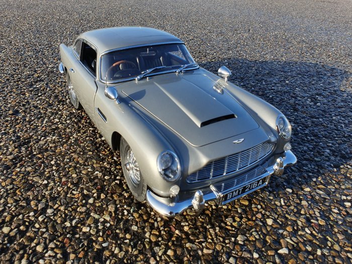 Eaglemoss - 1:8 - Aston Martin DB5 James Bond - Repeint dans la bonne couleur et en parfait état ! Une vraie pièce de musée !