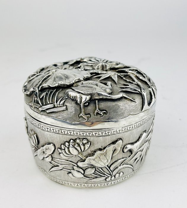 A fine chinese silver box with ducks by a pond - Sterling silver 925 - China - Early 20th century