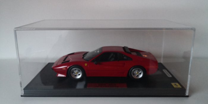BBR - 1:18 - Ferrari 208 GTb Turbo red w/showcase - BBR18103D