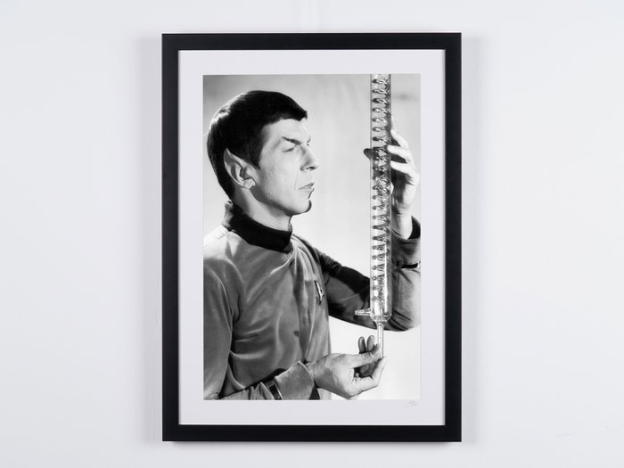 Star Trek -  Classic TV - Leonard Nimoy as Mr. Spock - 1 - Fotografia, Nr 01/30 - 70x50 cm - Serial 16183 - Framed, with numbered COA, Hologram and QR Code