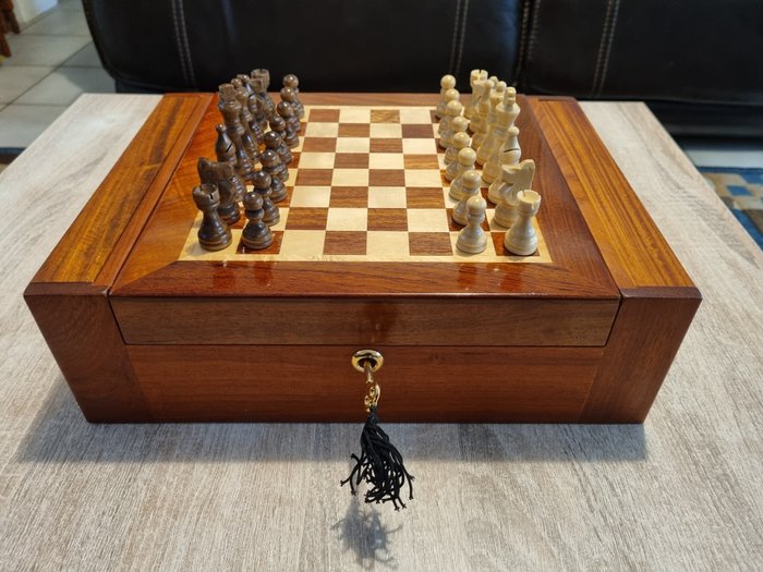 Diageo , jeu d'échecs , echiquier , humidor , cave a cigares , chess set - Cutie de trabucuri - Lemn