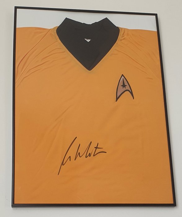 Star Trek -  Classic TV - William Shatner (Captain James T. Kirk) - Autografo, Replica di oggetti di scena, Signed Replica Jersey, with COA JSA - Framed