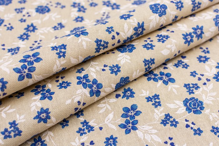 Panama-kangas puuvillasekoitteesta beigellä taustalla sinivalkoisilla kukilla - 6,00 x 2,80 METERiä - Tekstiili - 6 m