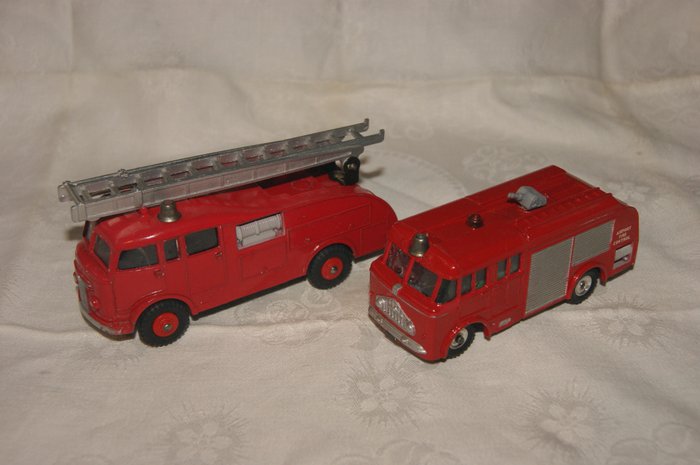 Dinky Toys - Dinky SuperToys - 1:48 - Original Issue Second Serie "Commer" Fire Engine (with Windows) no.955- 1961 - Airport Fire Tender"no.276 - 1962