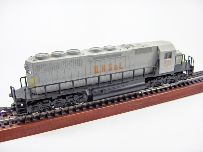 Mehano H0 - Diesel locomotive - SD40, "Labrador" - QNS&L