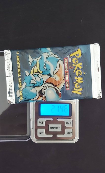 Wizards of The Coast - Booster Pack Pokémon heavy base pack with Blastoise artwork and a base Charmander card