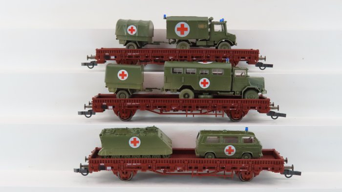 Roco H0 - 44024 - Freight wagon set - Set of cars loaded with German army medical vehicles Duitse - DB