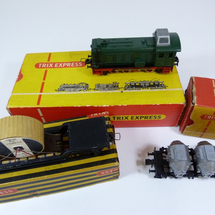 Trix Express H0 - 261/ 455/ 20/93T - Diesel locomotive, Freight carriage - V36 and two special cars