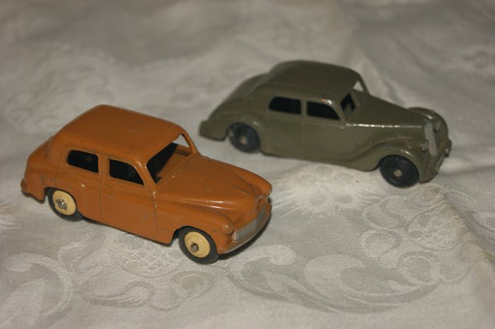 Dinky Toys - 1:48 - Post-War Original First Issue Grey 'RILEY Saloon Car' no.40A - 1947 - Caramel "HILLMAN MINX Saloon Car"no.40F - 1951