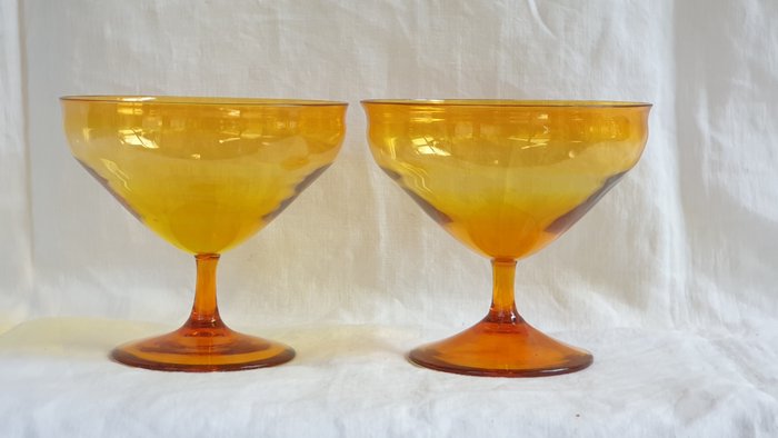 A.D. Copier - Glasfabriek Leerdam - Twee oranje Art Deco ijscoupes (h. 9 cm)