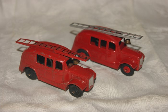Dinky Toys - 1:48 - Pre-War First Original Issue - Second Serie "Streamlined Fire Engine"no.25H incl. Original Bell & - Ladder - 1938 & Post-War Original First Issue - New Serie "Streamlined Fire Engine"no.250 - 1954